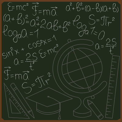 绿色的黑板上有数学公式，地球仪，尺子，铅笔