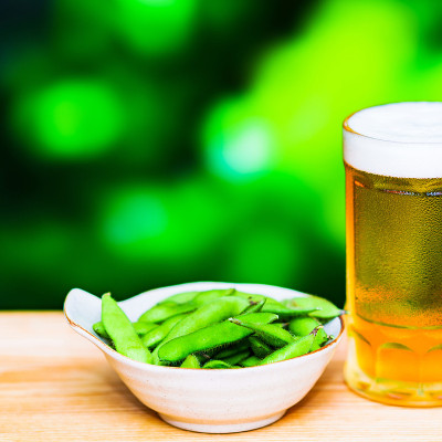 夏天的啤酒杯和毛豆