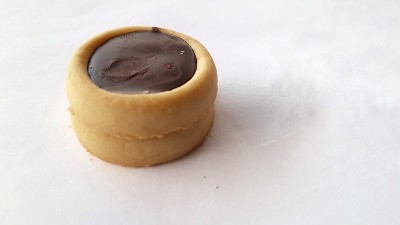 白底焦糖巧克力脆饼。