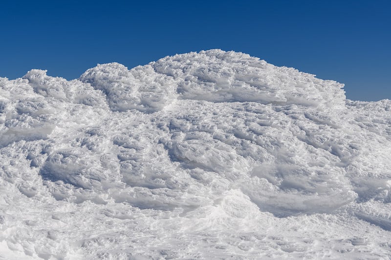 枣山的积雪表面