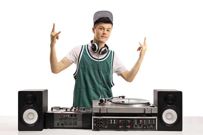 年轻的男dj拿着唱片转盘做手势