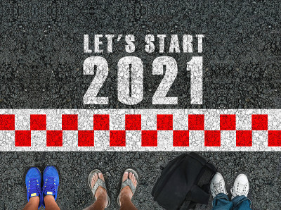 2021年新年快乐。人们的腿站在柏油路旁边，说“让我们开始2021年和比赛的起跑线。