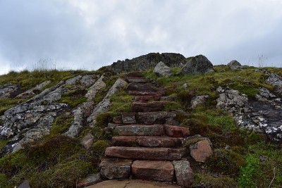 冰岛东部Borgarfjordur Eystri的阿尔法堡(精灵岩)楼梯