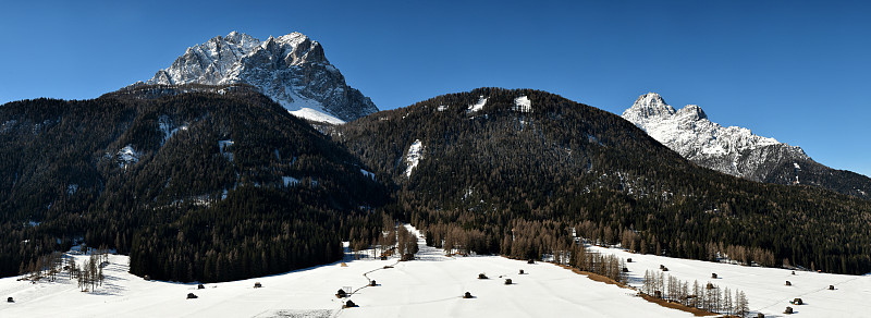 美丽的冬季景观在塞斯托巴斯特里亚Dolomites, Val Pusteria，意大利。