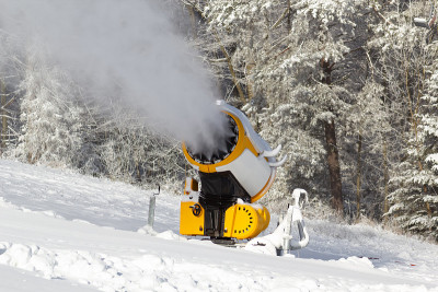 用造雪机生产雪