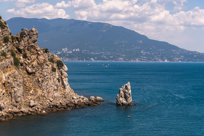 克里米亚南部海岸有一块岩石的海景