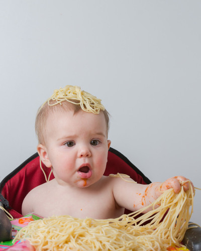 婴儿吃Sphaghetti