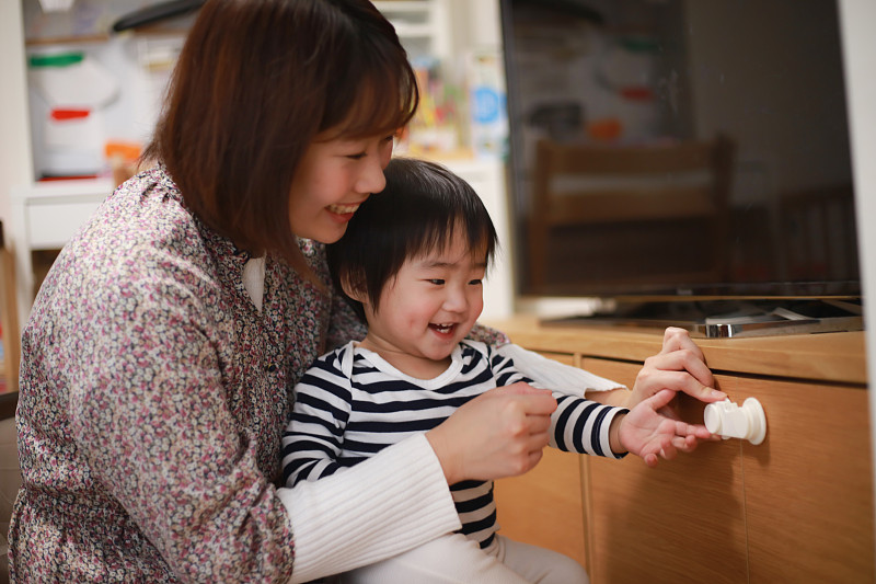 家长和孩子采取安全措施