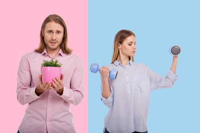 年轻的女人拿着哑铃锻炼，男人拿着花盆
