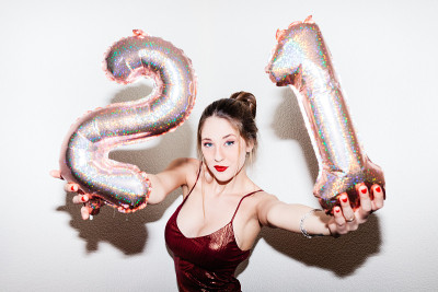一名21岁的年轻女子在庆祝她的21岁生日时被强烈的闪光灯照亮。