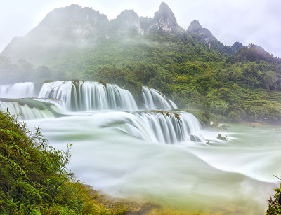 Ban Gioc瀑布陡峭的石灰岩，允许一边有雾的早晨