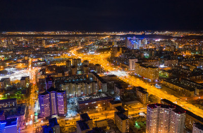 现代城市夜景鸟瞰图。夜晚街道上明亮的灯光。叶卡捷琳堡。俄罗斯