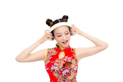 春节快乐。白人背景下的亚洲Dj女孩