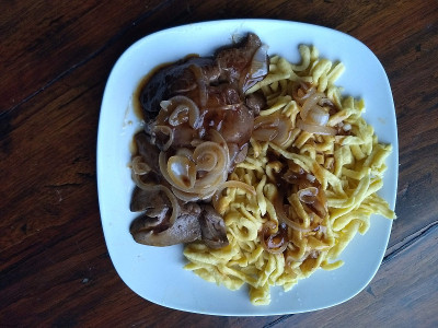 兔肉肝配洋葱和海绵饼干