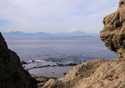 以太平洋、岩石和富士山为背景的景观。