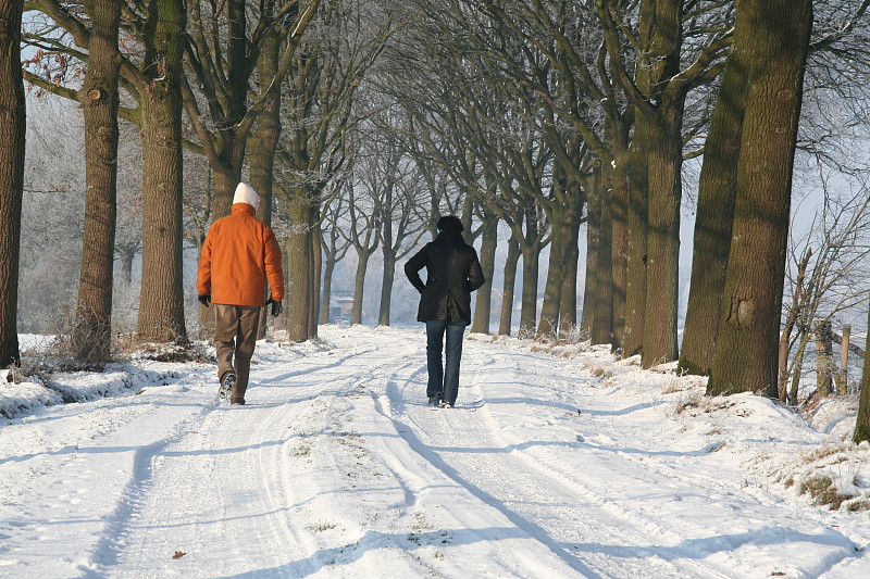 一对情侣在冰天雪地里散步