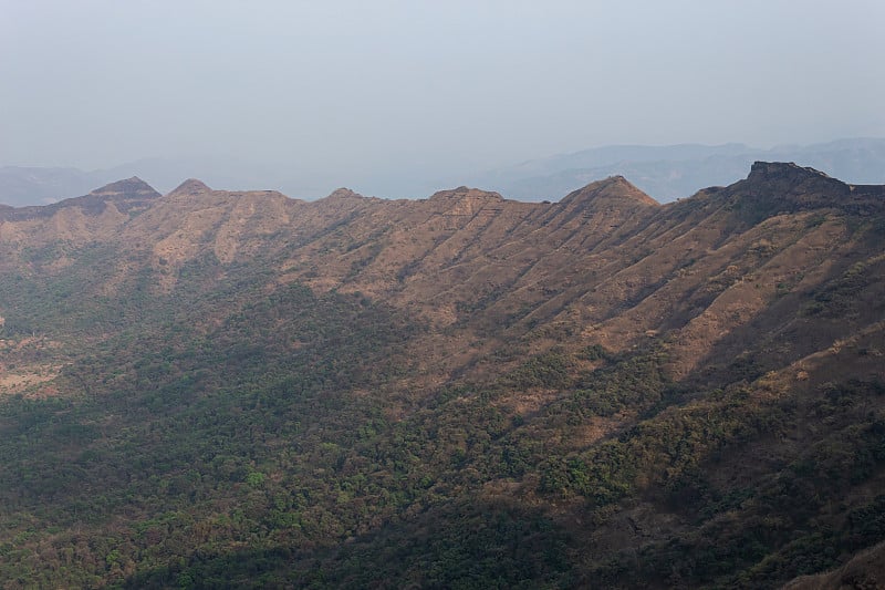 Suvela Machi是印度马哈拉施特拉邦浦那市的Rajgad堡垒的一长条加固墙和山景。