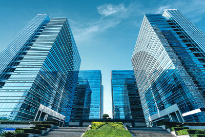现代摩天大楼在商业区，厦门，中国。