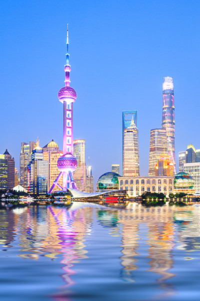 夜晚美丽的上海天际线，现代城市背景