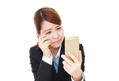 年轻的女人哭