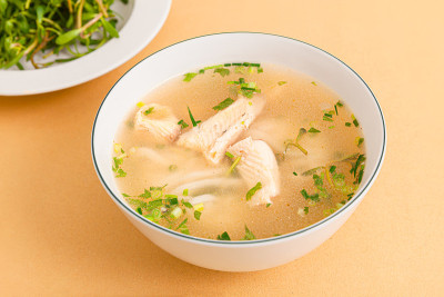 Banh canh ca loc，粗米粉与黑鱼，越南食物孤立在米色背景，特写镜头