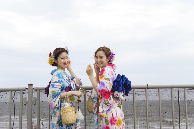 妇女在夏季和服
