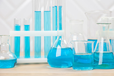 试管中装有蓝色液体的实验室玻璃器皿。科学实验室烧瓶，滴管，培养皿，烧杯和圆筒，实验室设备