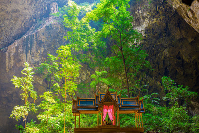Khao Sam Roi Yot国家公园户外景观，泰国，东南亚著名的皇家馆在湄南河洞。阳光明媚的早晨