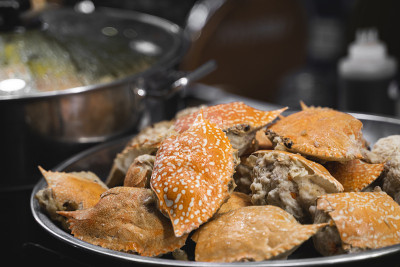 螃蟹是在亚洲夜市上做的。海洋食品。