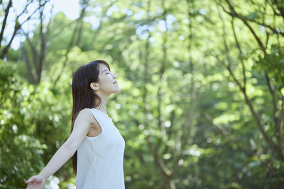 年轻的日本女子在树林里休息