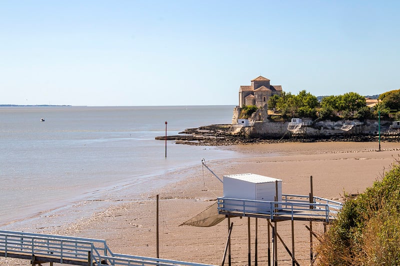 Talmont-sur-Gironde。圣拉德贡教堂和钓鱼瓦。Charente-Maritime。新