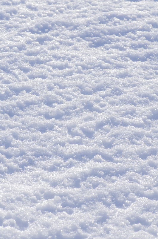 白色的雪的纹理。冬天的背景与雪堆