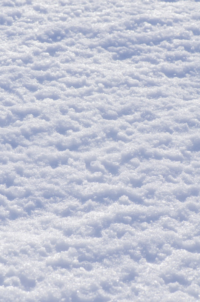白色的雪的纹理。冬天的背景与雪堆