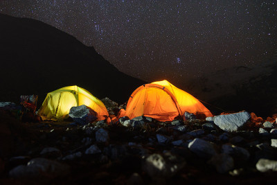 傍晚，岛上山顶基地营地的帐篷