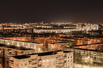 壮观的城市夜景与背光和黑色的天空