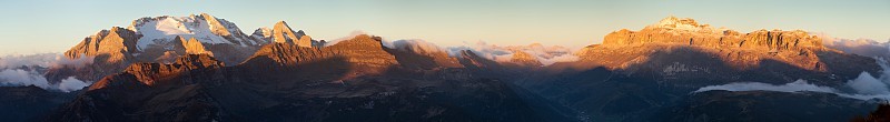 马尔莫拉达山和塞拉山日落全景