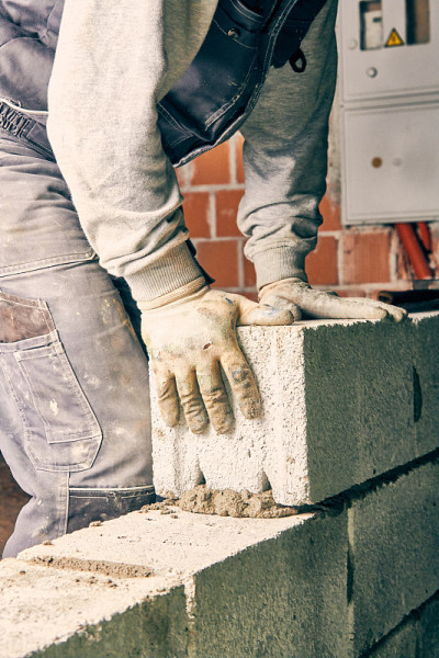 真正的建筑工人在室内砌砖。