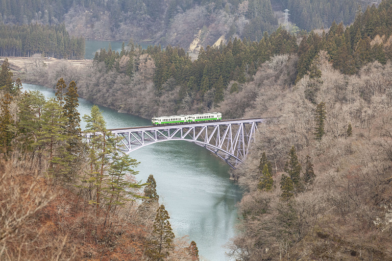 福岛县春季的Tadami铁路线和Tadami河。