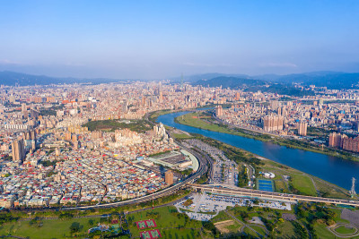 台北城市鸟瞰图-亚洲商业概念图像，白天和蓝天下的全景现代城市景观建筑鸟瞰图，拍摄于台湾台北。