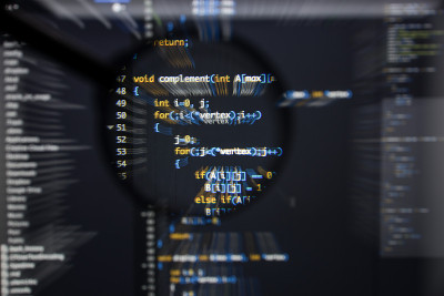 真正的c / c++代码开发屏幕。编程工作流抽象算法概念。行c / c++代码在放大镜头下可见的运动