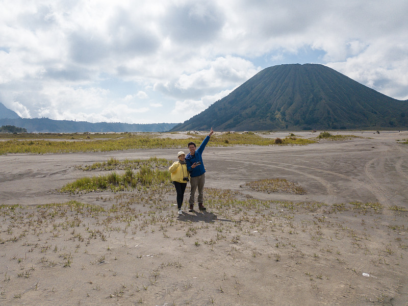 印度尼西亚，一对情侣正在前往印尼东爪哇的Bromo (Gunung Bromo) Kingkong山