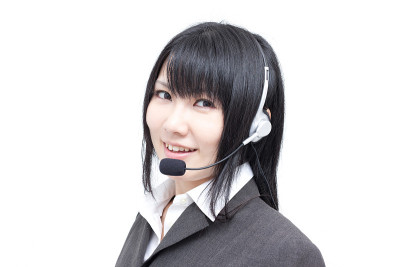一个戴着耳机的日本女人