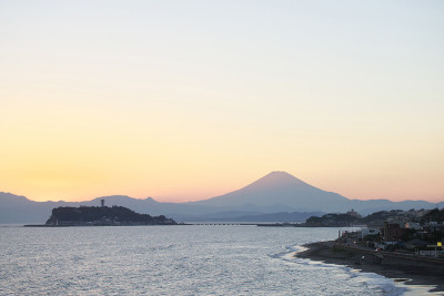 日落的富士山和叶岛
