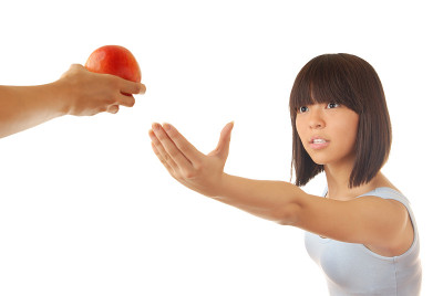 一个帮手和这个年轻的女人分享一个苹果