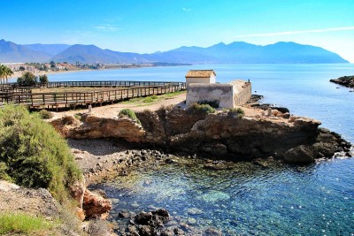 在卡塔赫纳海岸的普拉纳岛海滩的老温泉浴场