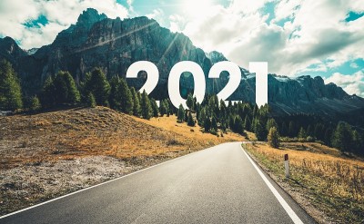 2021年新年旅行和未来愿景的概念。