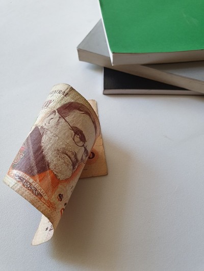 乌拉圭钞票和堆放在桌子上的书