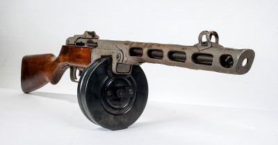 轻型背景的冲锋枪ppsh-41。