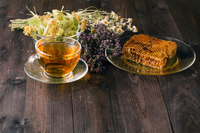 有蜂房和茶杯的液体蜂蜜