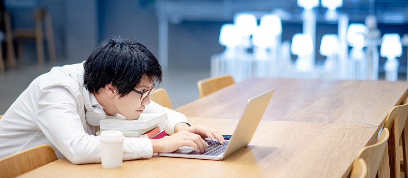 亚洲男子学生在家学习在线课程
